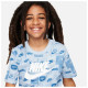 Nike Παιδική κοντομάνικη μπλούζα Sportswear Club Seasonal Allover Print Tee Nike Παιδική κοντομάνικη μπλούζα Sportswear Club Seasonal Allover Print Tee